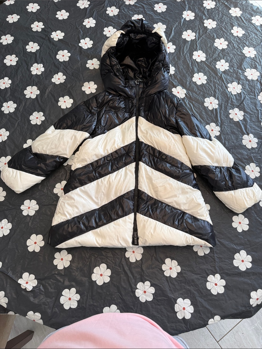 Moncler Enfant Black & White Chevron Down Puffer Coat (Size 4T)